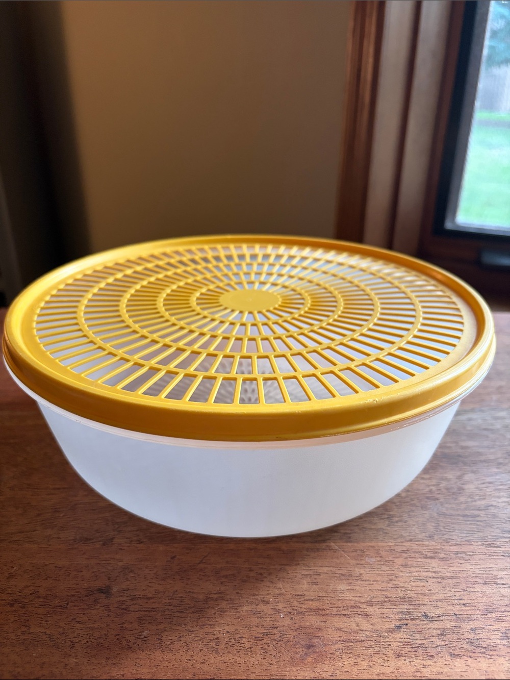 VINTAGE TUPPERWARE 10" CLEAR COLANDER STRAINER BOWL #1835 WITH YELLOW LID #1836